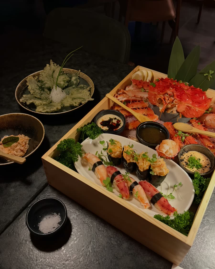 King Crab Experience: King Crab inteiro servido em caixa de madeira com niguiris, gunkans e molhos autorais