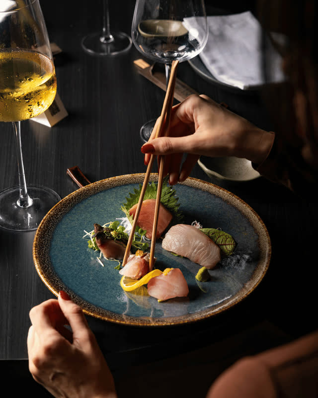 Etapa do omakase servida à mesa